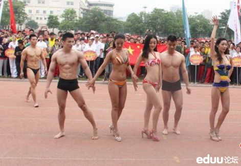 我是男生,明天要穿白色裤袜和女生粉红色的练