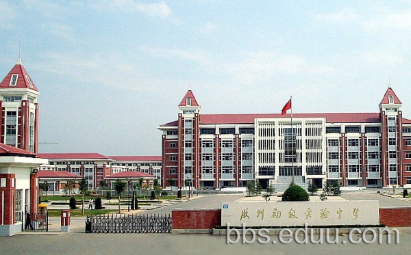 一、 学校基本状况胶州市第二十五中学位于胶州市西南部里岔镇境内,坐落在古老的牧马城下,是一所全日制初级完全中学,原名胶县第九中学,始建于1959年,是一所国办初级中学,校园面积33亩,1970年改为二年制高级中学,学校更名为里岔中学,1977年又改制为初级中学,1988年合点并校,学校扩大到18个教学班,2003年又更名为胶州市第二十五中,学校占地103亩,房屋310间,有微机室一处,实验室三处,图书室一处,多媒体教室一处,教学设施较完备,是胶州市规范化学校。全校现有教师64人,学生617人。学校新校现已