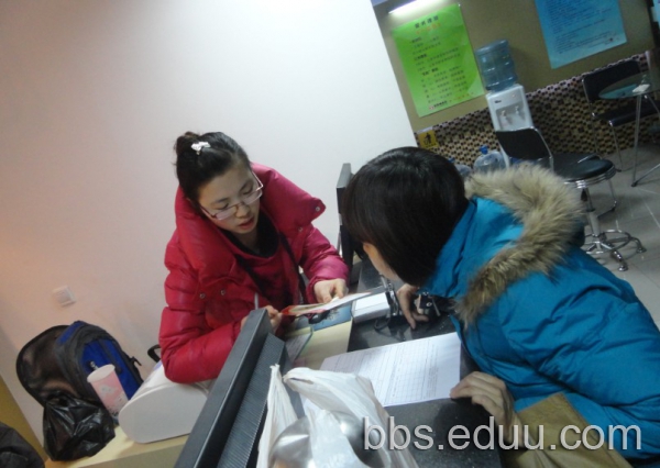 太原学而思2012杯赛冲刺班现场报名实况--送书