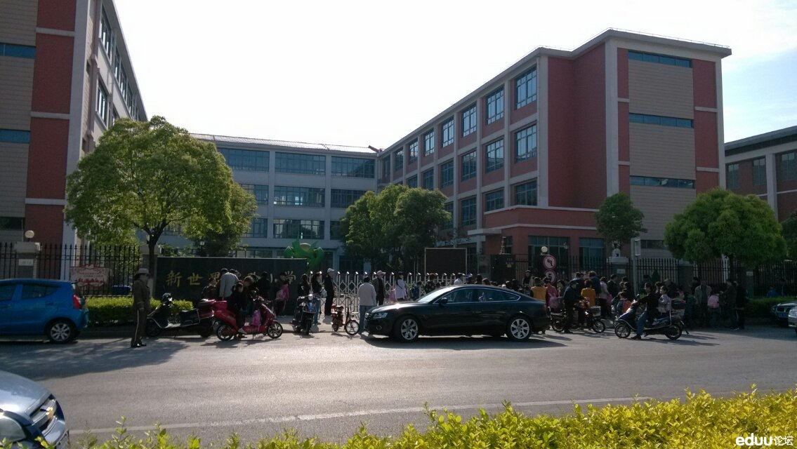 今早亲自去新世界实验小学(杨东校区)蹲点半小
