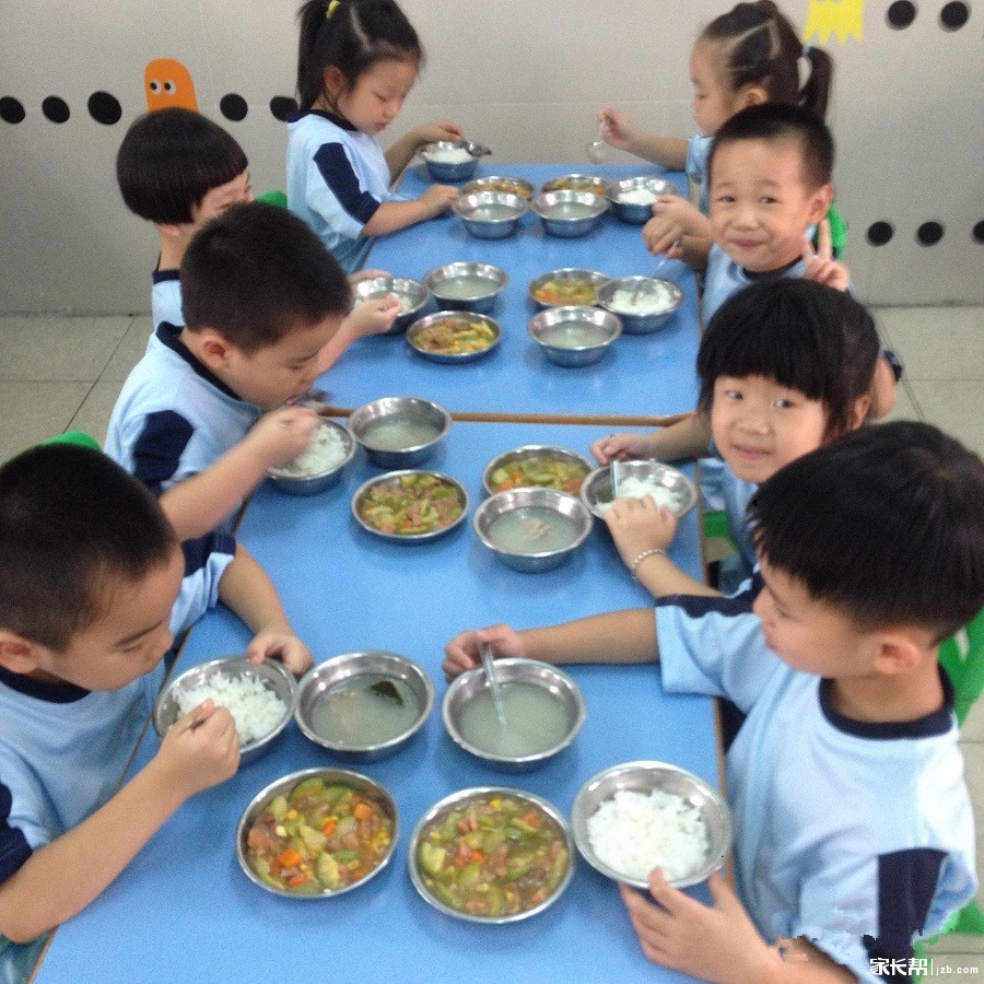 【揭秘】为孩子提供午餐的幼儿园厨房长什么模