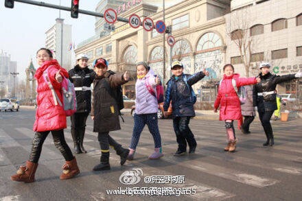 求一篇关于礼让斑马线的英语作文,90词左右