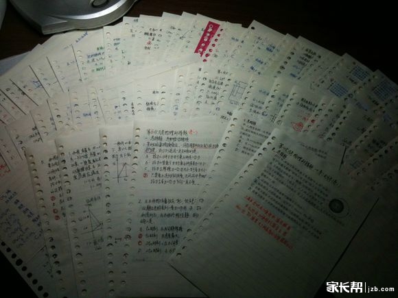 这个学生高三的一堆笔记和纠错本