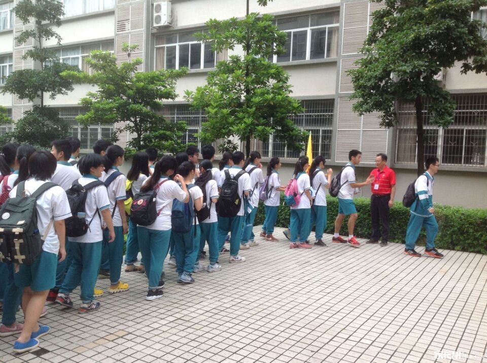 围观:广雅高考考场门前盛况_2015广州中考-广