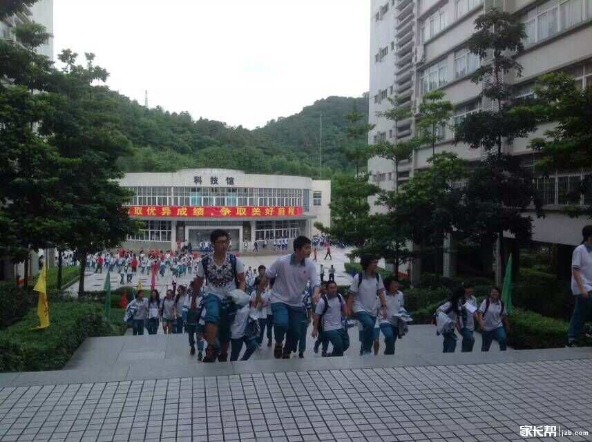 围观:广雅高考考场门前盛况_2015广州中考-广