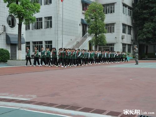 【东区】竹苑小学举行军训汇报演活动_小学(一