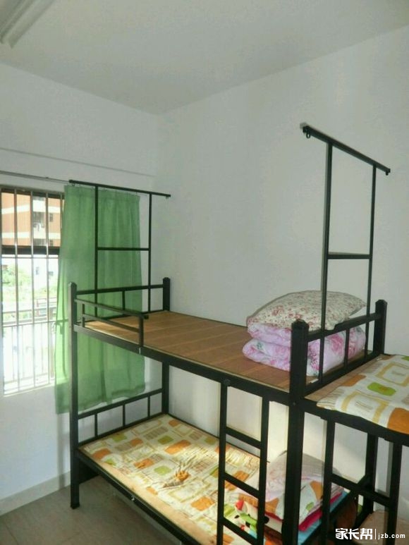 你们赶快望过来,桂山中学生活的点点滴滴,先从宿舍内部说起吧!!