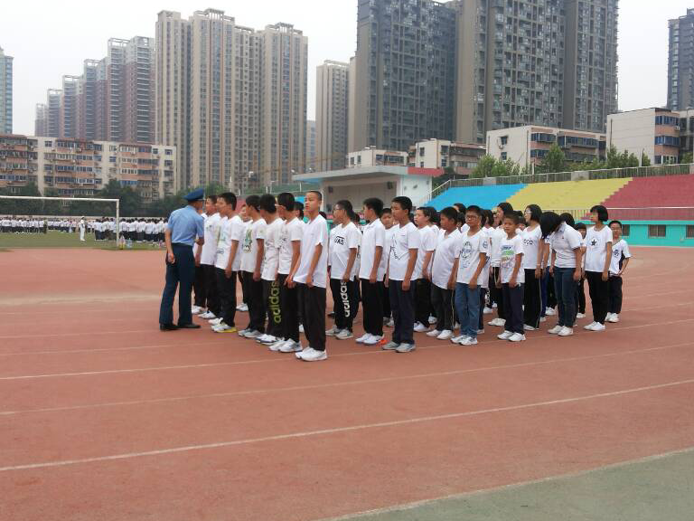 2015年郑州省实验文博英才学校军训现场_郑州