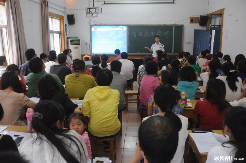 洛阳地矿双语学校认真组织开展2015年安全月