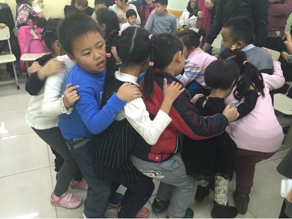 10月31日家长帮万圣节主题亲子心理团训游戏