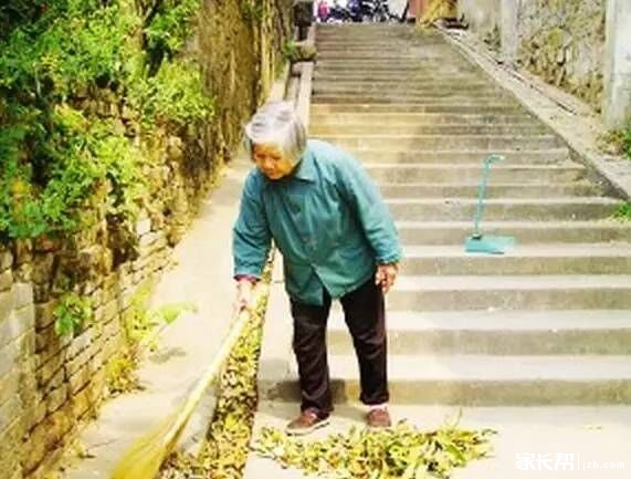 总经理碰到一个扫地的老太太,竟然发生了…真