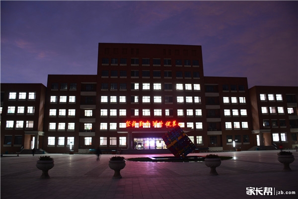 石家庄二中南校区的校园美景(图)