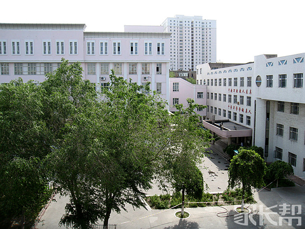 人人都是摄影师,快来分享你镜头中不一样的学校吧!升级家长帮APP到4.3.2,进入【新疆师范大学附属中学】,便可在校园生活里上传照片参与活动。 你只需【上传1张学校照片+1句话图片描述】,就能获得1个元宝奖励!快来参与吧!