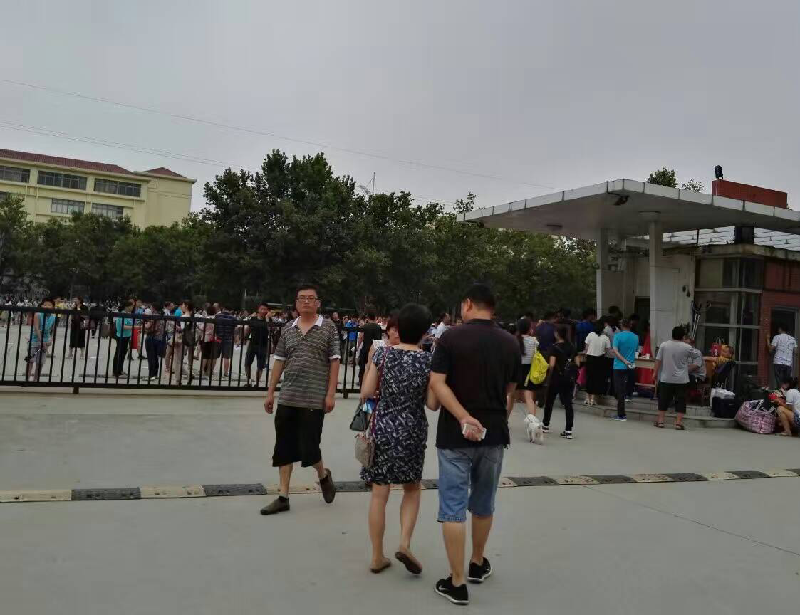 外语学校门前小升初成绩查分现场_2016郑州小