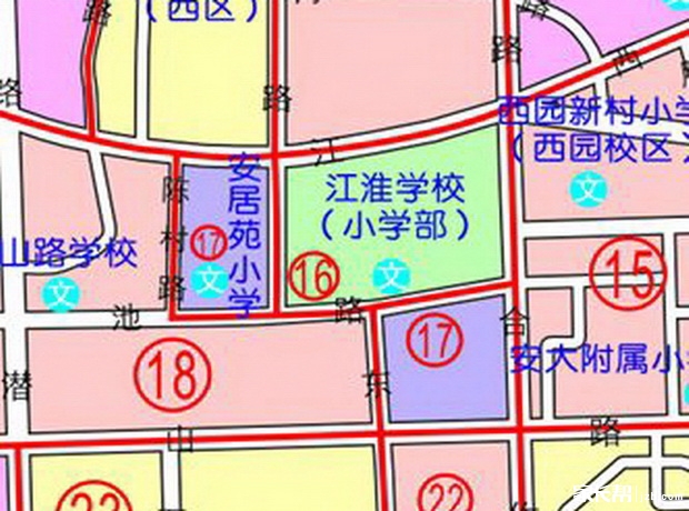 二、新生报名时间及条件 凡户籍在我校学区范围内,年满6周岁(2010年8月31日及此日前出生)的适龄儿童,由其父母(或其他法定监护人)凭相关材料于7月1日、2日到学校办理入学报名手续。补报名时间为7月6日。 两个一致原则。义务教育阶段学校招生实行两个一致原则,即适龄儿童少年户籍与其父母(或其他法定监护人)户籍一致并单独立户;适龄儿童少年户籍地址与其父母(或其他法定监护人)的房产证地址一致。符合两个一致条件的适龄儿童少年到其居住地所在学区学校入学。 三、新生报名材料: 1.