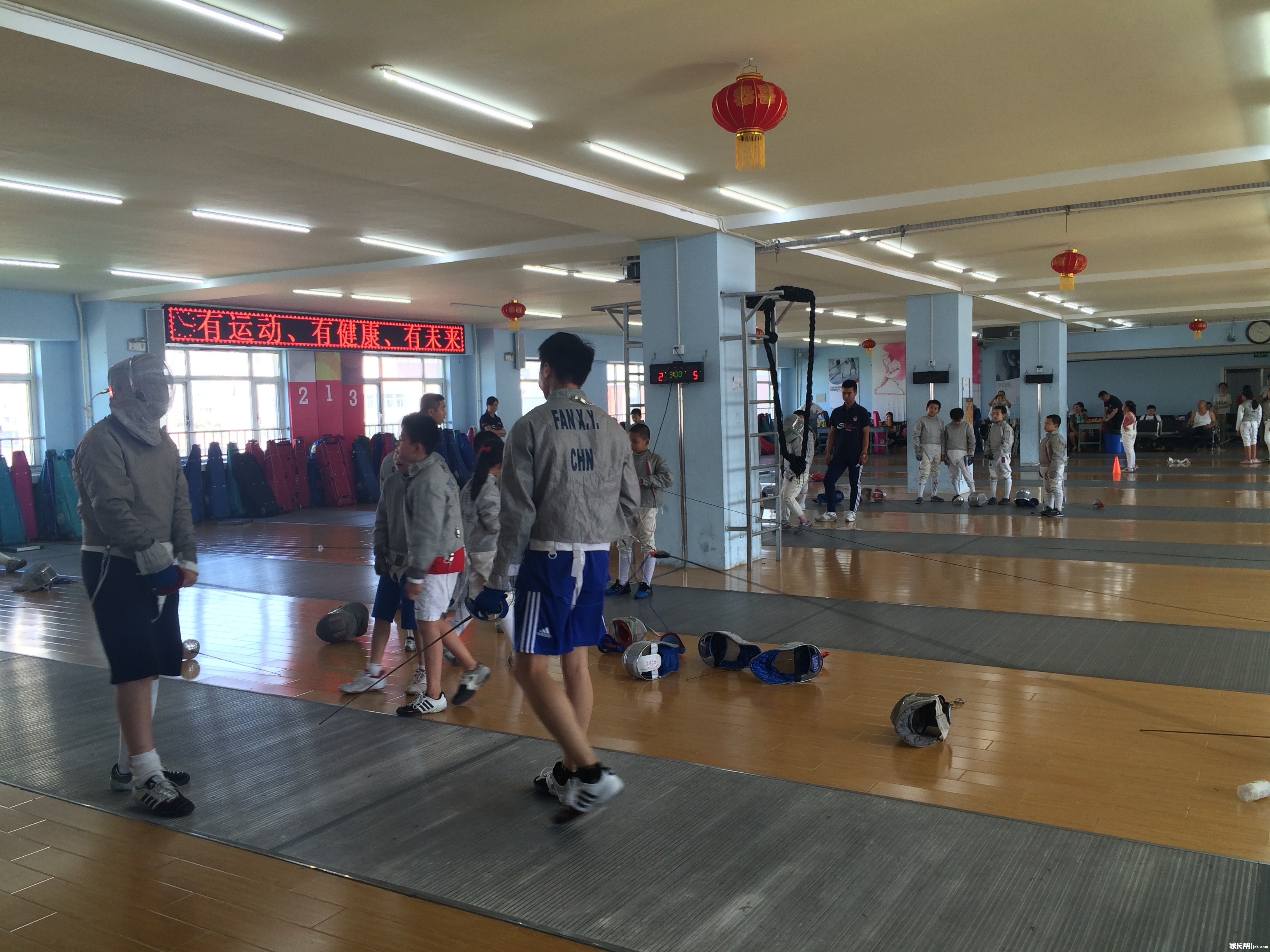 旗手咯!你也来体验击剑的魅力吧!_2017天津幼