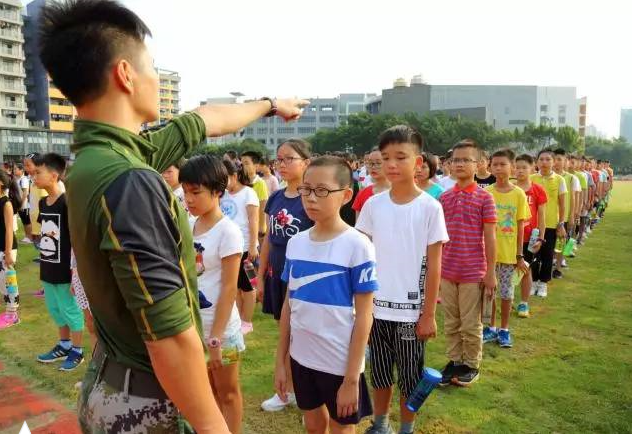 广东顺德德胜学校初一新生第一天军训报道_小