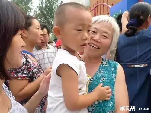 一组幼儿园接孩子的照片,看完令人深思._2017