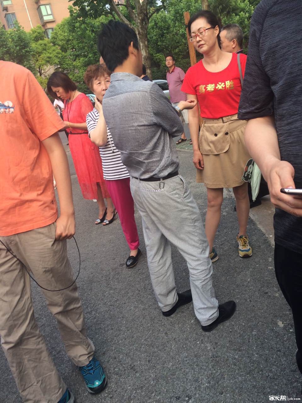 这个家长身上穿的高考必胜衣服在哪买?给我来