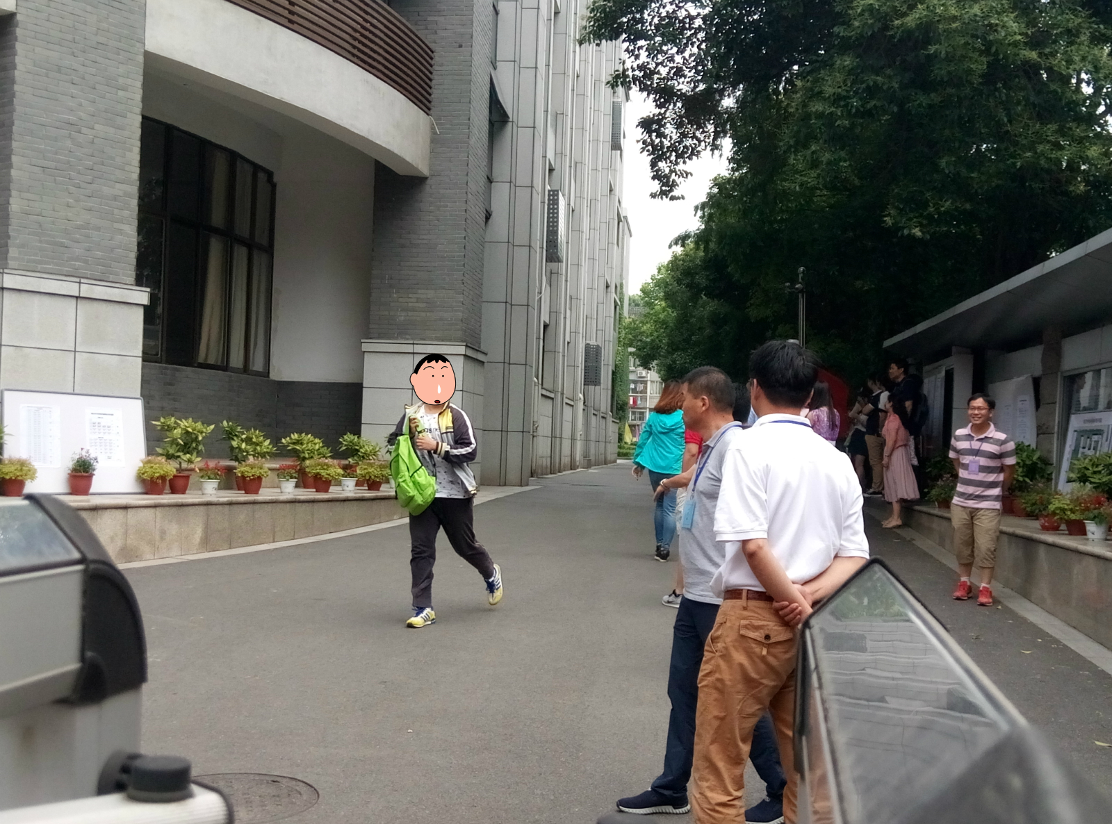 中华考点第一个出考场的娃,看样纸发挥的不错