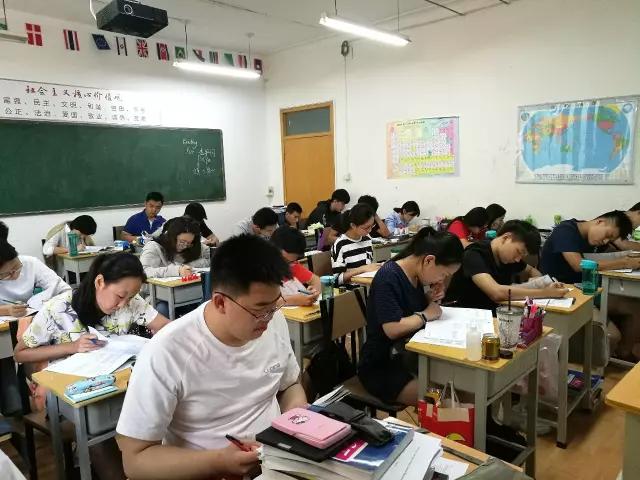 在郑州高中国际v高中强度到底有多大?这些真实高中生文胸图片