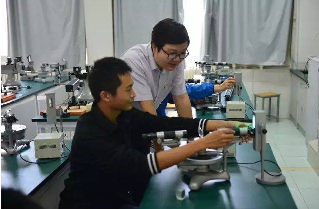 牛!中科院博士当中学班主任,全班8人被北大清