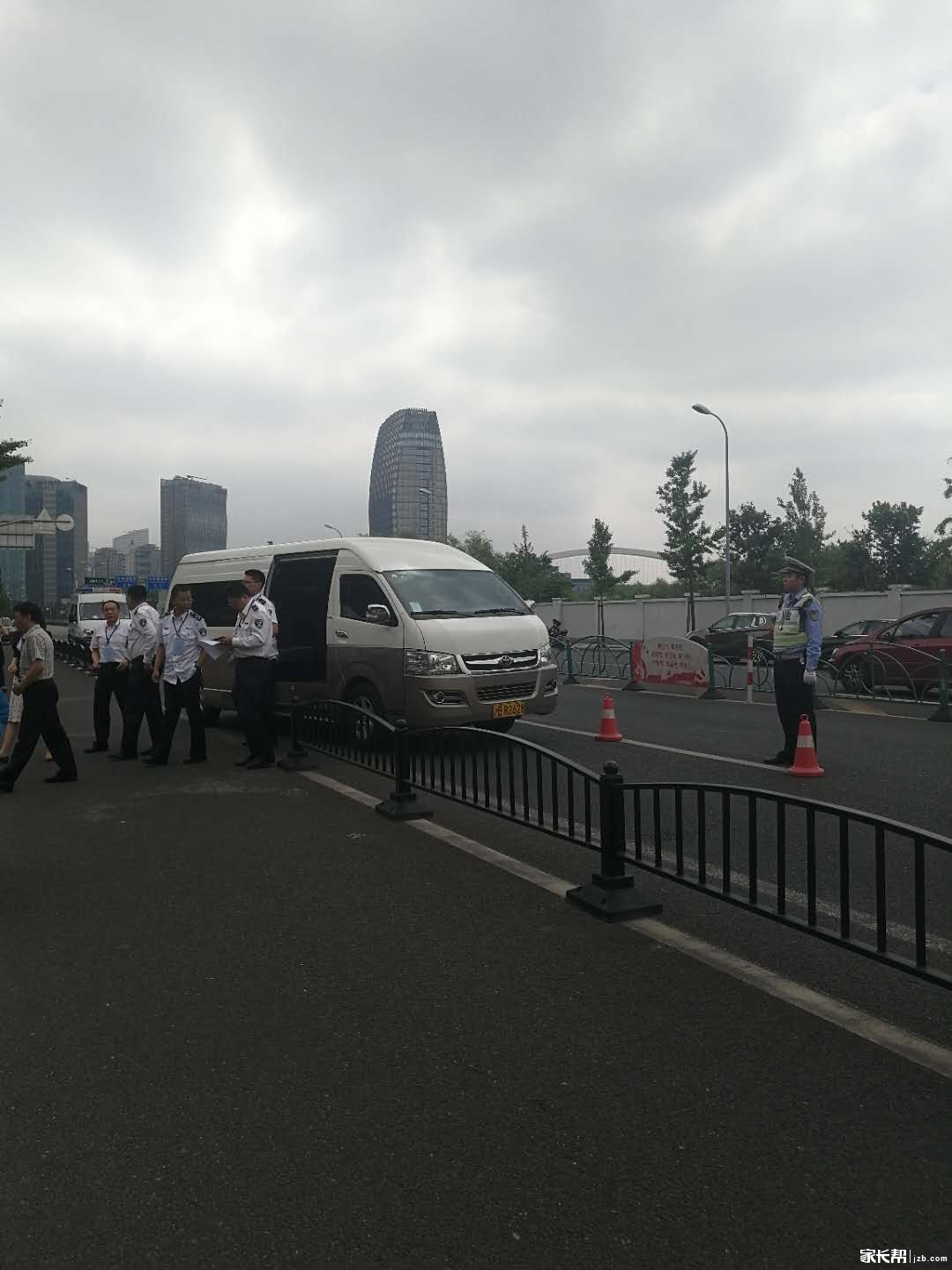 看到一群穿白衣服制服的,在南洋中学门口,不知