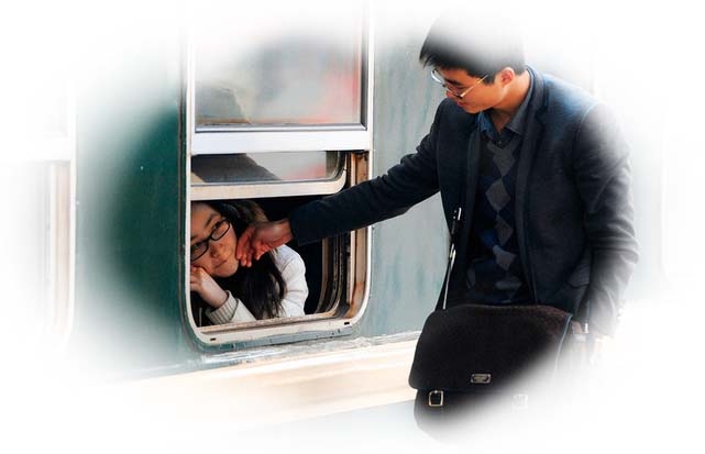 车窗内外的离别往往是那么的难舍难分!