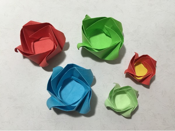 今天下午学习了【玫瑰纸盒】的折法,简单易学,折出来效果也好漂亮